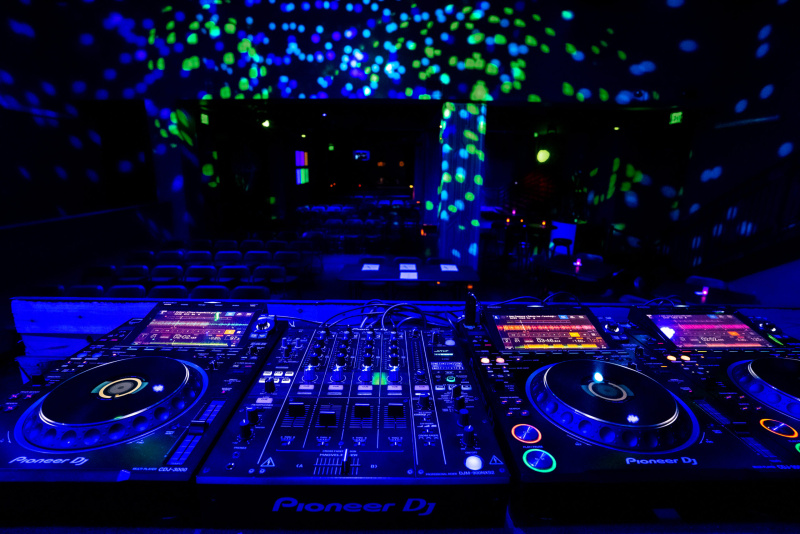 Почему Pioneer DJ и AlphaTheta являются отраслевым стандартом (нравится вам это или нет)