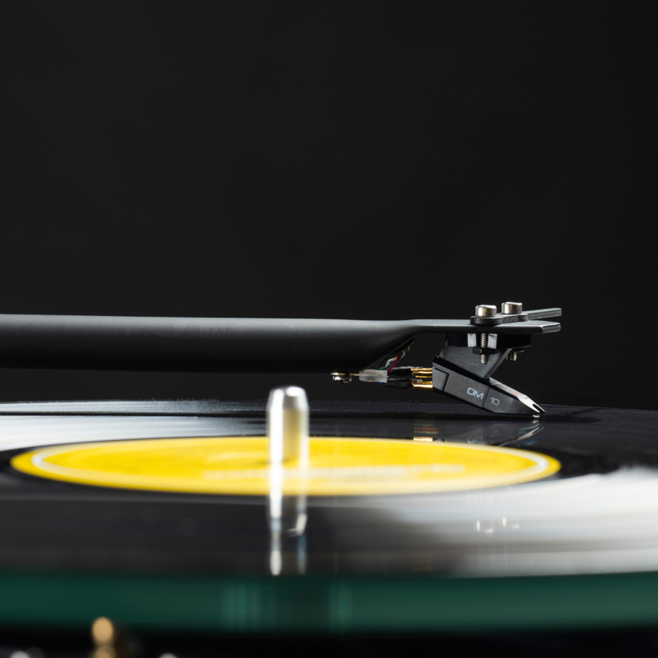 Pro-Ject T1 Evo BT OM10 Gloss Black по цене 65 800.00 ₽