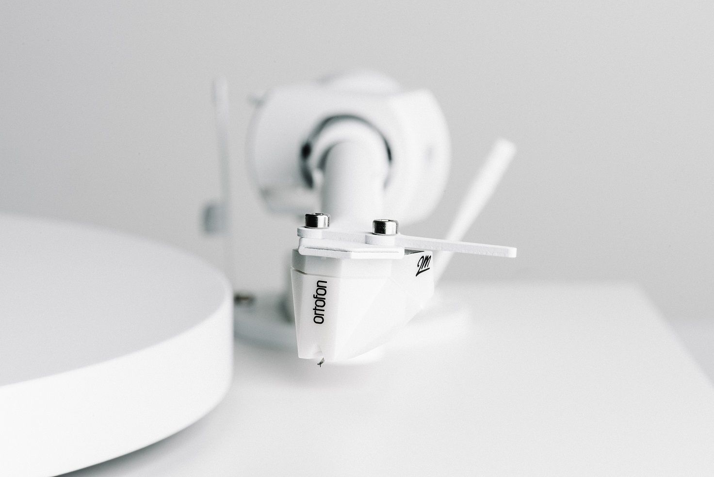 Pro-ject Debut PRO White Edition (2M White) по цене 109 606.57 ₽