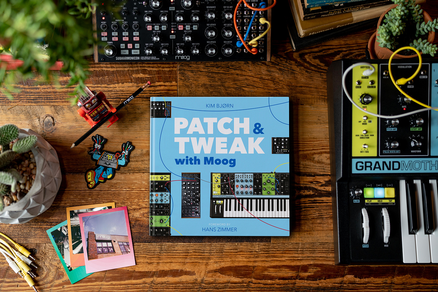 BJOOKS | Создатели книги PATCH & TWEAK объединились с Moog Music для того, чтобы создать 200-страничную книгу про полумодульные аналоговые синтезаторы